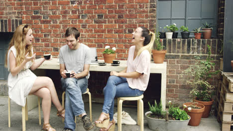 Funny-man-telling-joke-to-two-beautiful-women