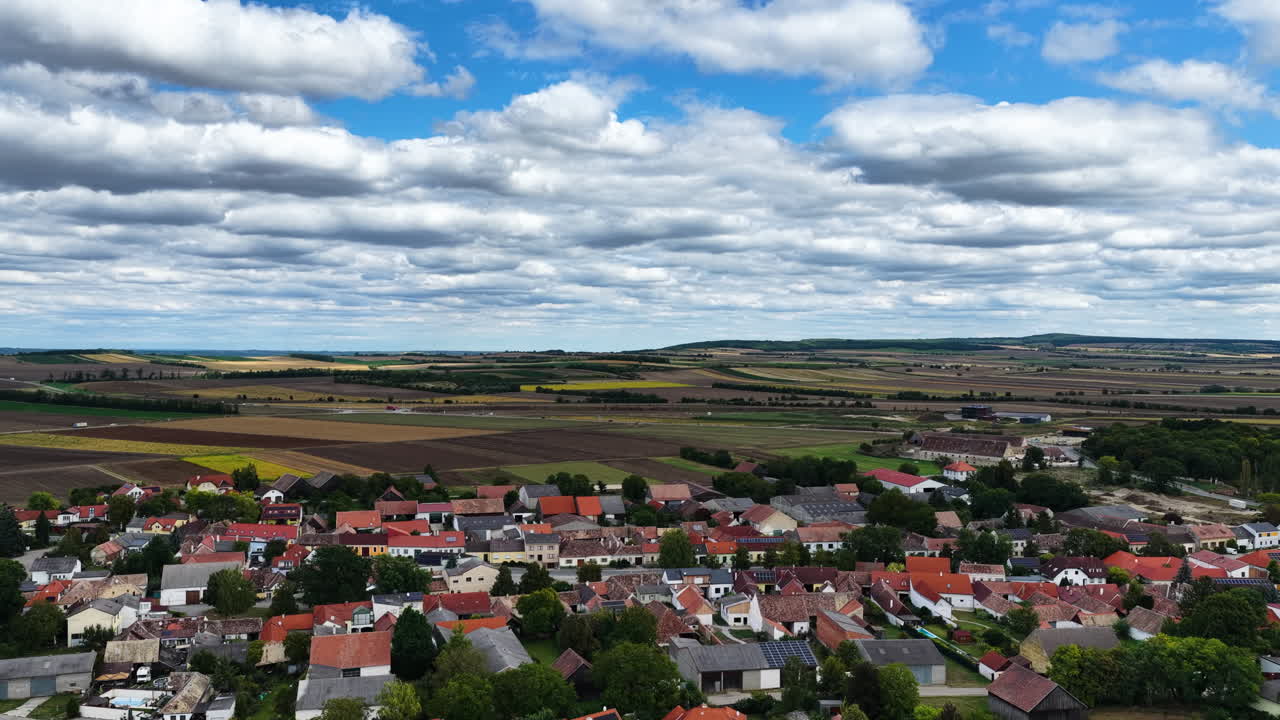 Filmatisk luftfoto fra drone av landsbyen Sułoszowa omgitt av lange, smale jordbruksfelt i Lille-Polen. Unikt landlig landskap nær Krakow