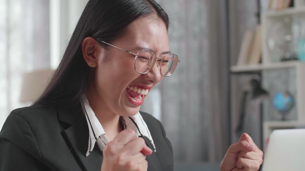 성공을 축하하는 행복한 사업가