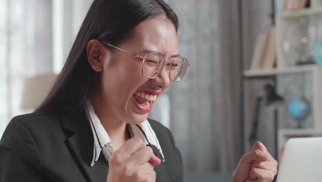 성공을 축하하는 행복한 사업가