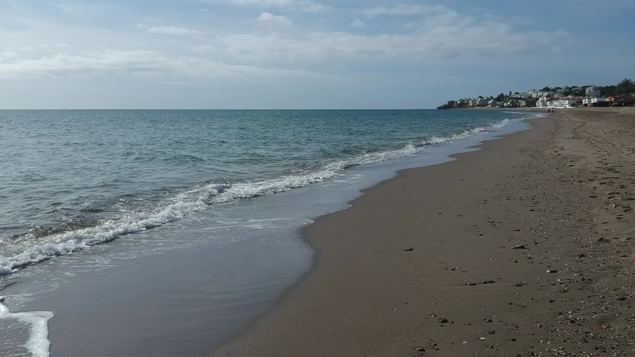 Vistas aéreas sobre praias com ondas calmas e relaxantes ao longo da costa