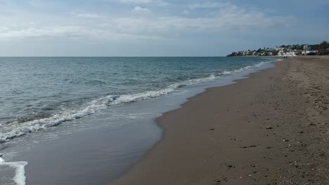 Vistas-Aéreas-De-Playas-Con-Olas-Tranquilas-Y-Relajantes-A-Lo-Largo-De-La-Orilla