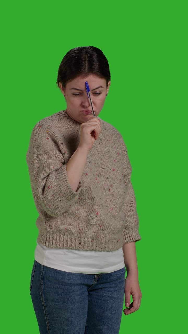 Video verticale: vista laterale di una donna concentrata che fa brainstorming per trovare una soluzione