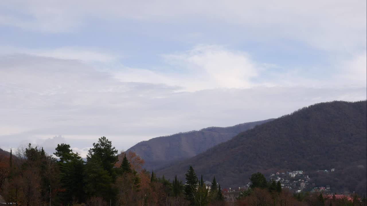 파란 하늘, 산 위의 하 구름, 부풀어오르는 색 구름, 큐러스 구름, 스케이프 타임스, 여름의 파란하늘, 극적인 웅장한 놀라운 파란색 하늘, 부드러운  구름의 형태, 구름의 타임 스 배경