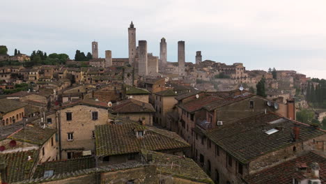 Antiguas-Casas-De-Piedra-Y-Torres-Durante-El-Amanecer-En-San-Gimignano,-Toscana,-Centro-norte-De-Italia