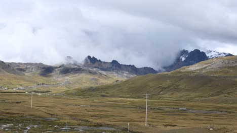 lapso de tiempo de nubes rodando sobre montañas en los andes peruanos