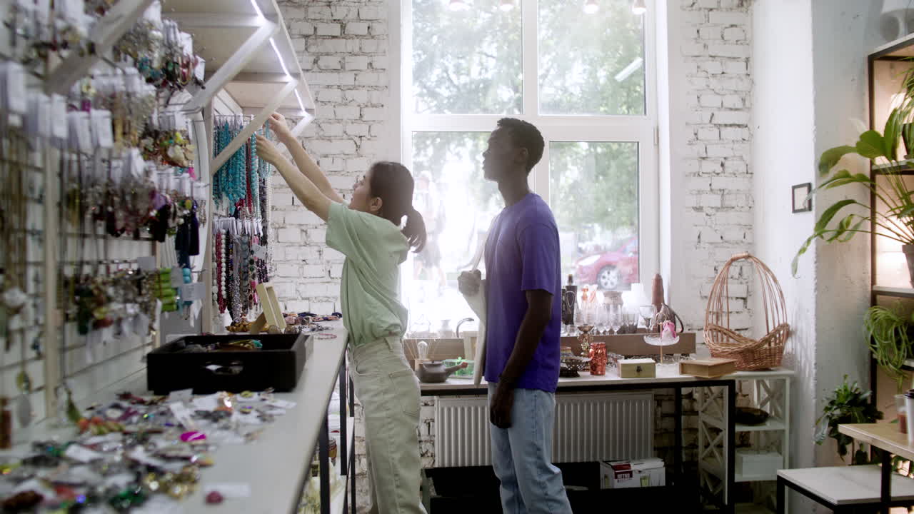 amigos en una tienda