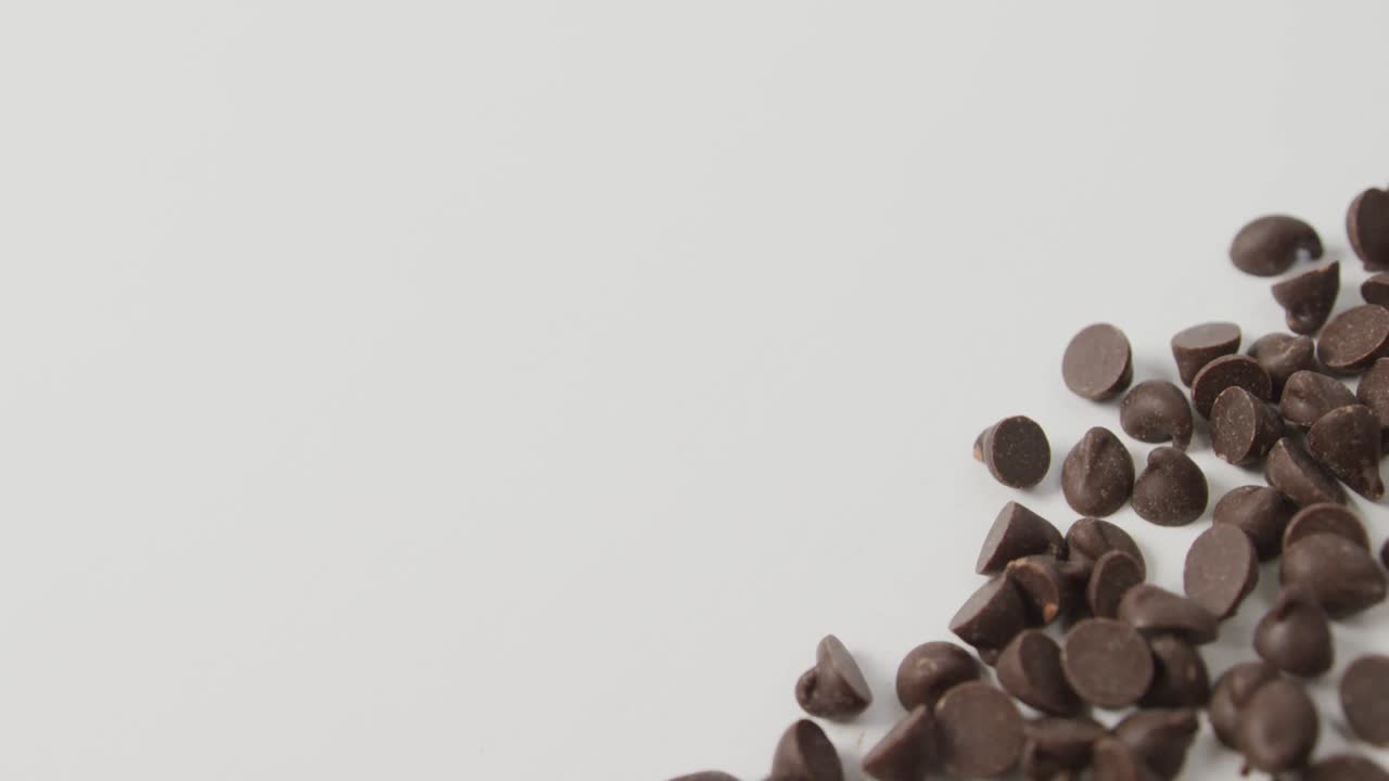 video de un primer plano de varios trozos de chocolate con espacio de copia sobre un fondo blanco