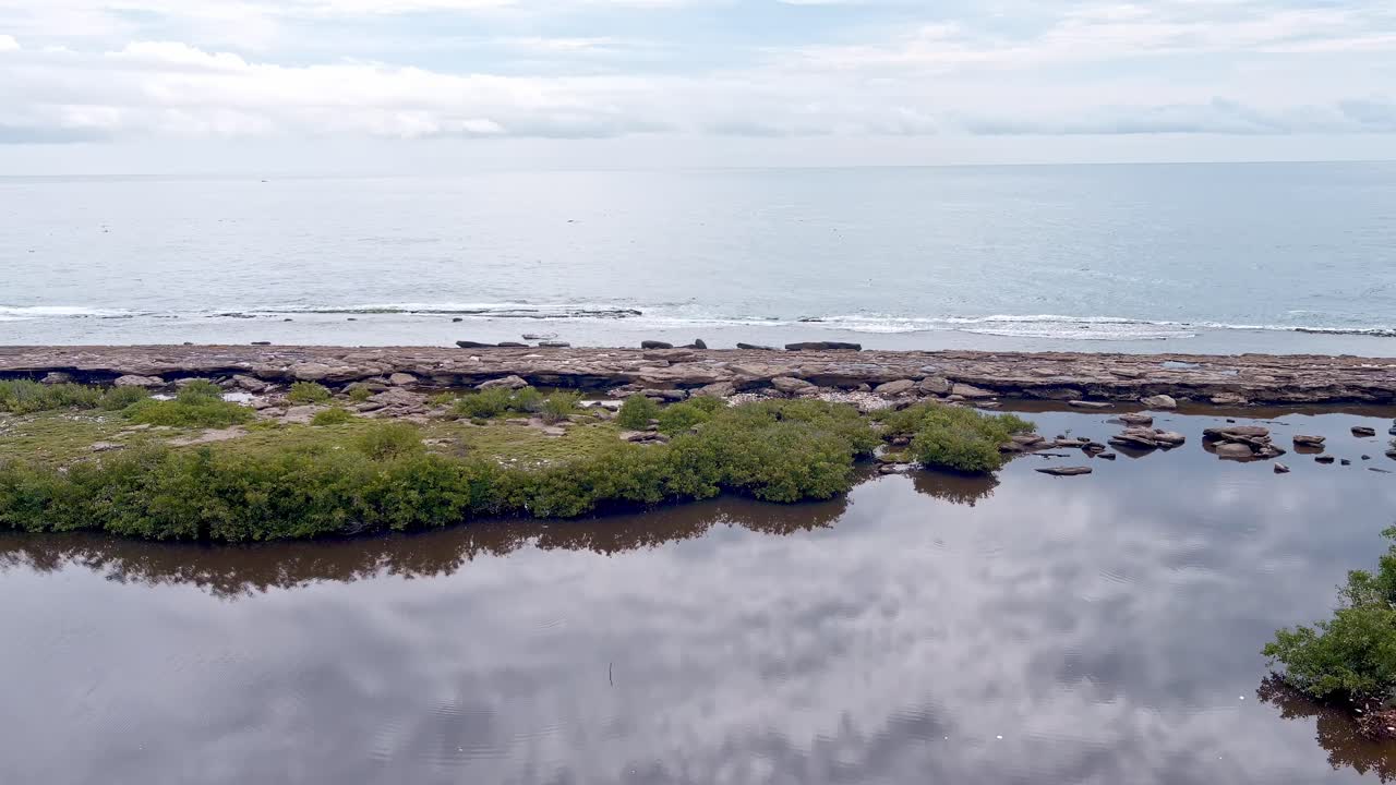 playa los cuadritros y laguna con manglares, san cristobal en republica dominicana