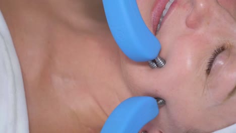 mujer que recibe tratamiento facial