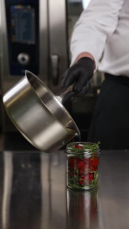 chef conservando fresas y tomates