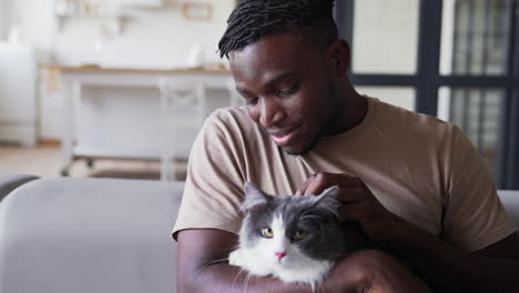 el dueño de la mascota con su gato