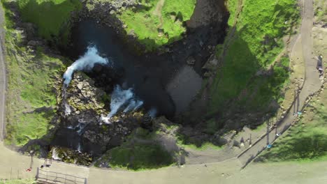 Kirkjufellfoss,-Vistas-Panorámicas-De-Una-Cascada-Icónica-Y-Una-Montaña-De-Forma-Hermosa