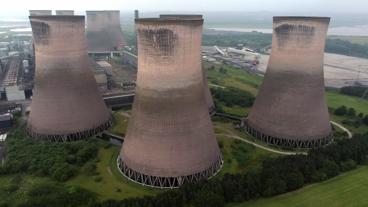 planta de energía de energía industrial en desuso refrigeración humo estaca chimeneas vista aérea lento derecha deriva