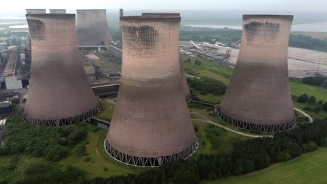 Stillgelegte-Industrie-Energie-Kraftwerk-Kühlung-Rauchpfahl-Schornsteine-Luftaufnahme-Langsame-Rechtsdrift