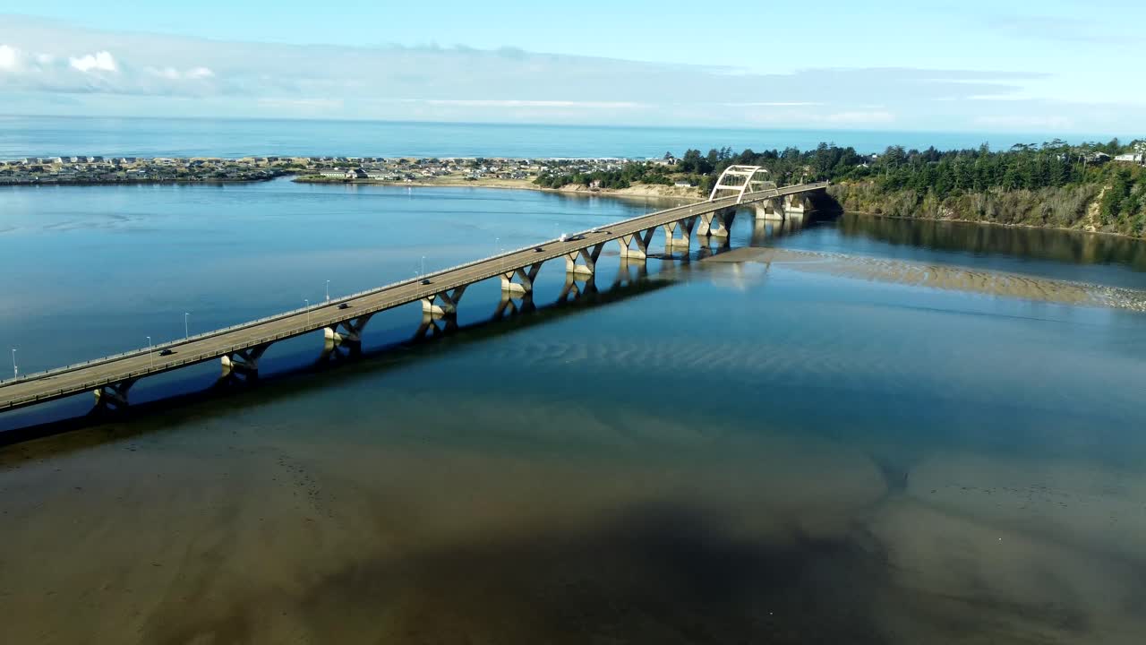 미국 월드포트, 알세이 베이 브릿지, 2024년 11월 26일 - 알세이 강을 가로지르는 알세이베이 브릿지의 드론 뷰, 반대편에 베이쇼어