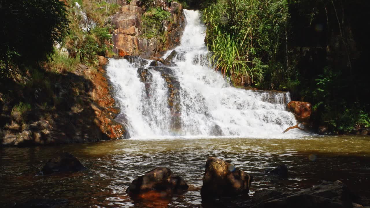 una impresionante toma en cámara lenta de la cascada datanla en da lat, vietnam