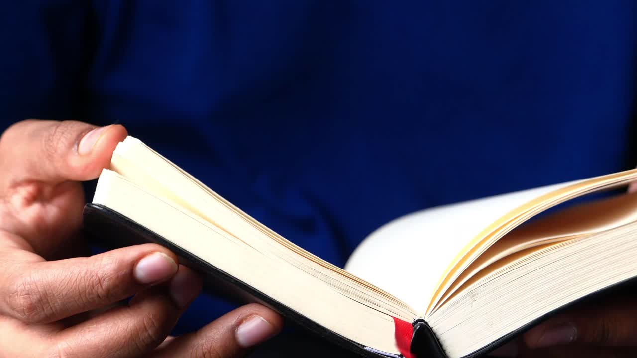 persona que lee un libro abierto