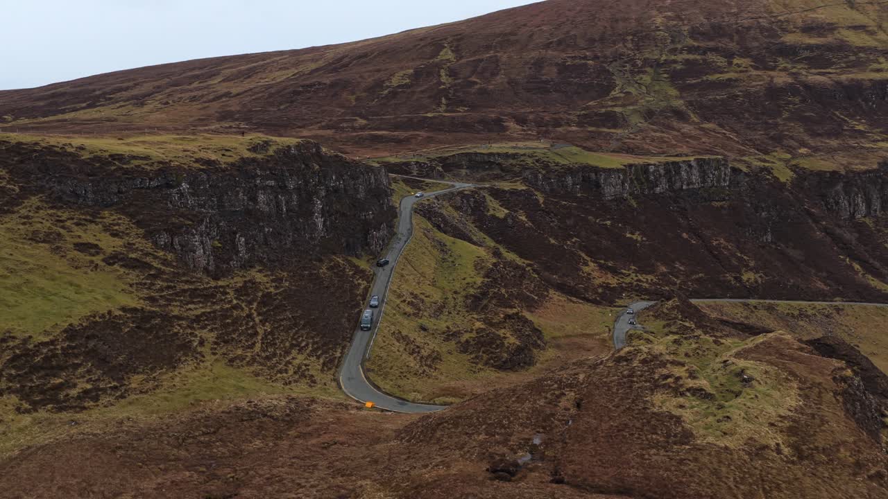 Auto in viaggio su una tortuosa strada di montagna nell'Isola di Skye, Scozia