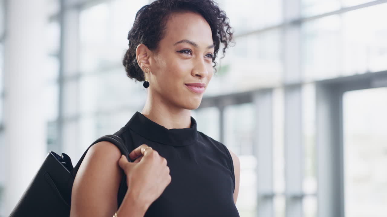 mujer de negocios que muestra éxito