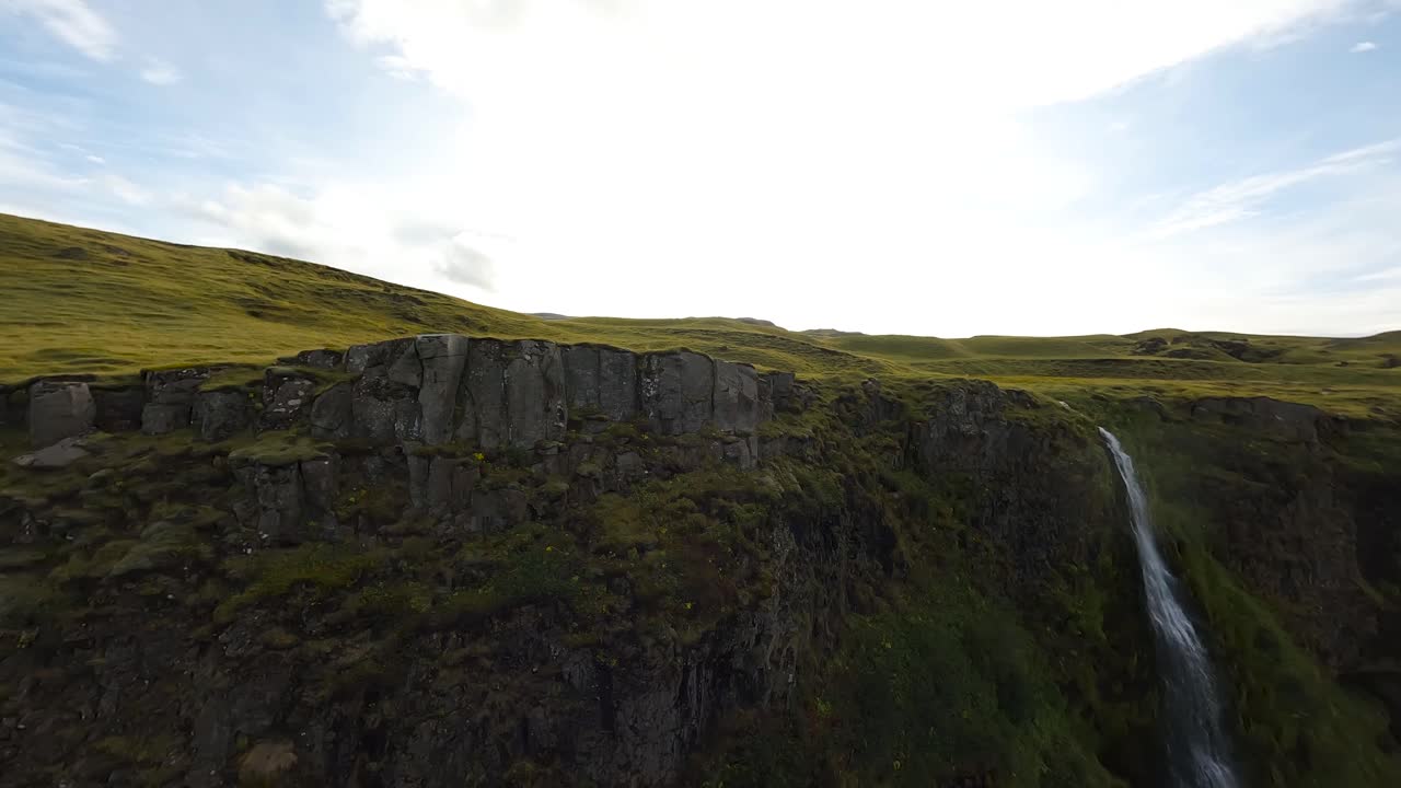 fpv filmado a lo largo de la línea de cresta de la cascada de seljalandsfoss y buceo en islandia