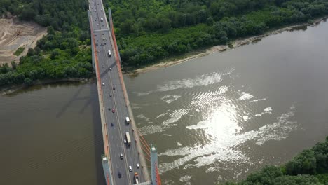 Luftaufnahmen-Vom-Fliegenden-Drohnenautoverkehr-Auf-Der-Modernen-Autobahnbrücke-über-Den-Fluss