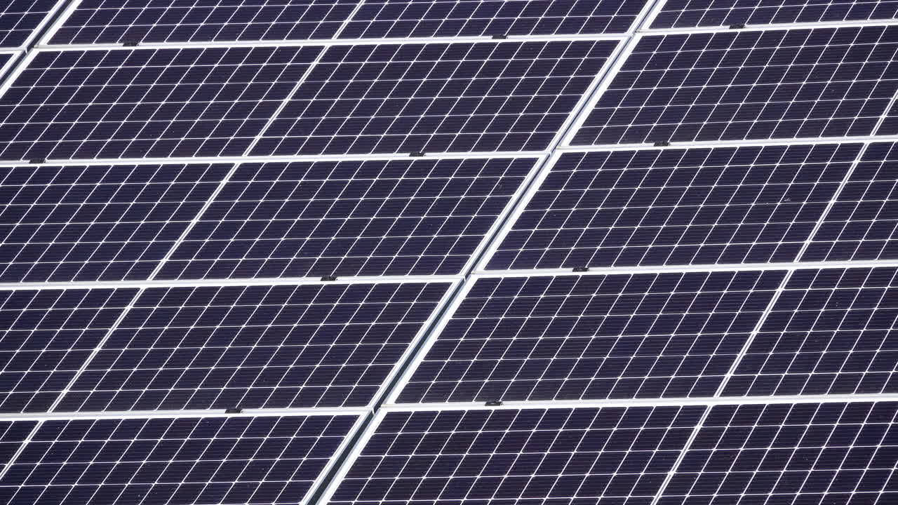 Zoom su una schiera di pannelli solari