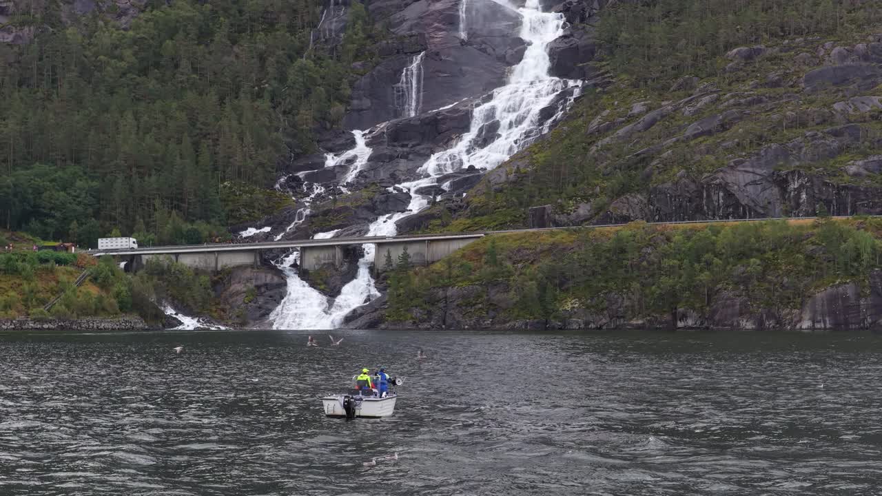 Cascata norvegese di Langfossen vista dall'alto con una barca in primo piano.