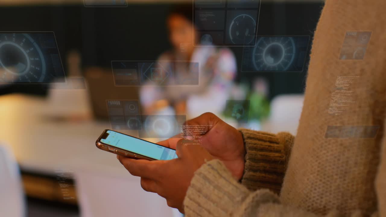 animación de pantallas digitales con procesamiento de datos sobre mujer biracial usando teléfono inteligente.