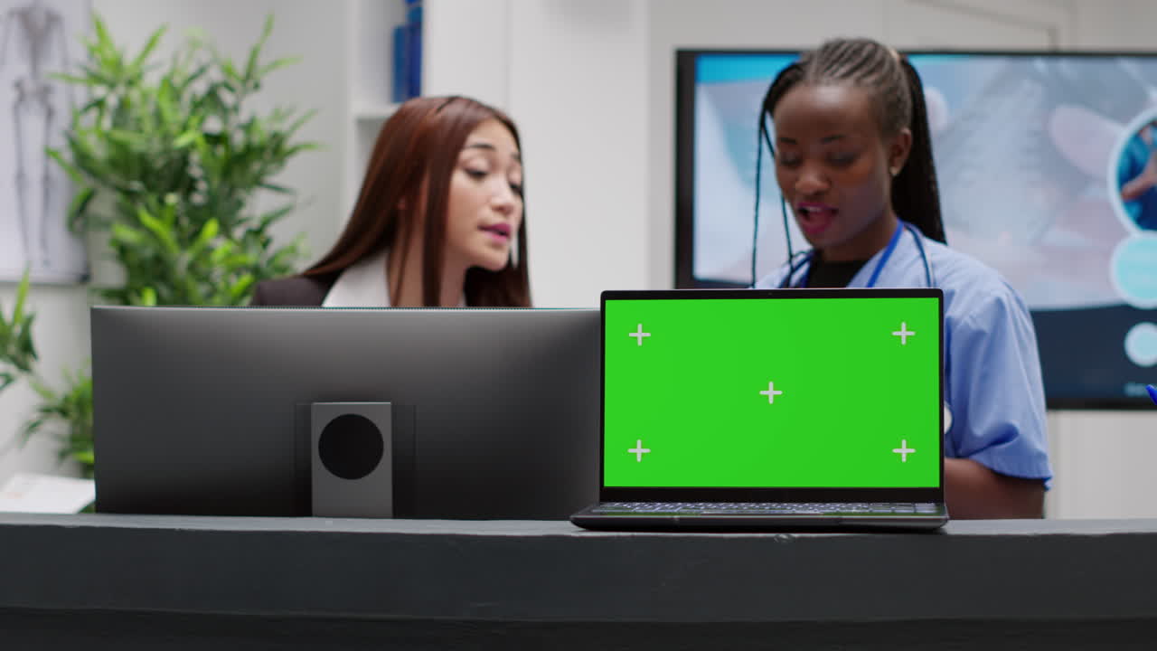 Computer alla reception con schermo verde