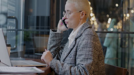 mujer de negocios que trabaja en un café