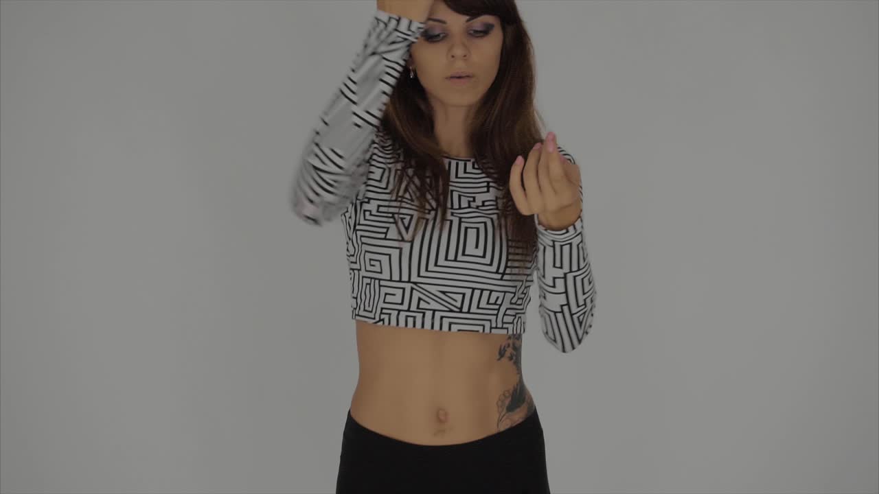 mujer bailando en un estudio