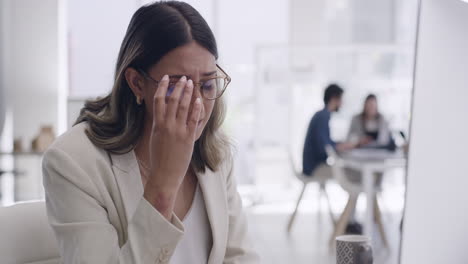 exceso de trabajo estresado joven trabajador corporativo sentimiento