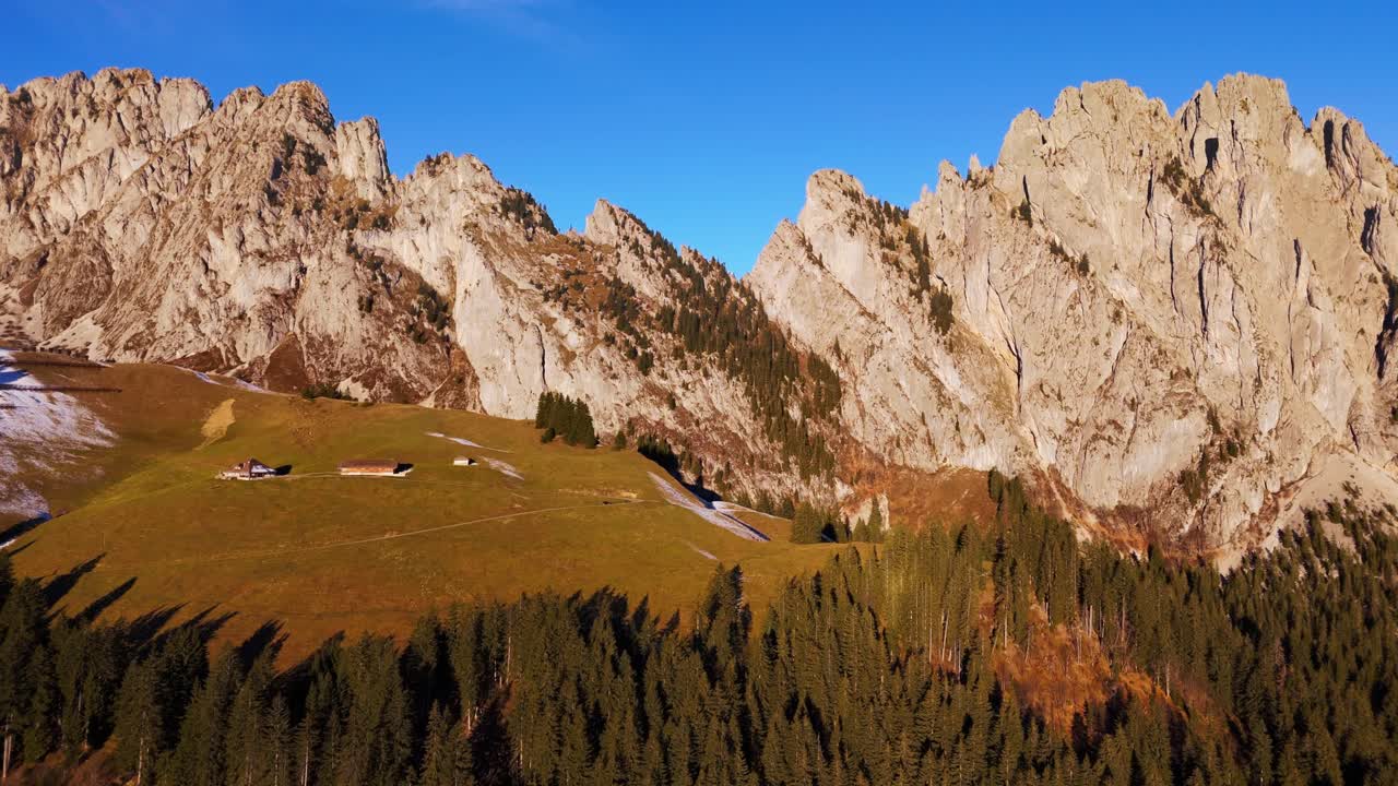 paisaje montañoso panorámico en los alpes suizos