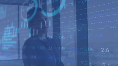 animación del procesamiento de datos del mercado de valores sobre una mujer asiática pensativa mirando por la ventana en la oficina