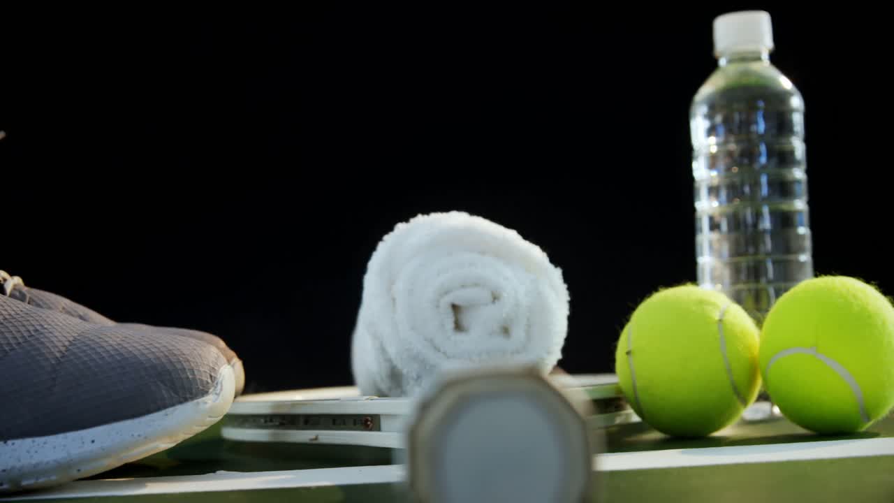 테니스 코트에서 물병, 스포츠 신발 및 스포츠 장비 4k