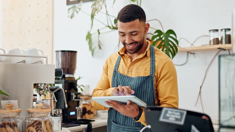 hombre usando una tableta en un café