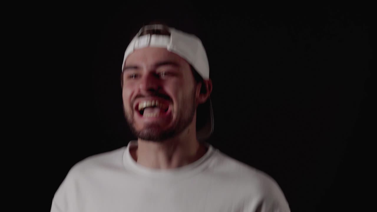 트렌디한 20대 남자가 흥분하고, 명랑한 몸짓, 가깝고, 검은색 배경