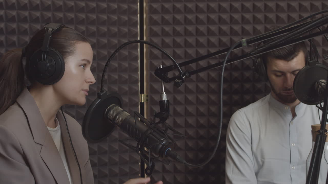 강 옆에서 건배하고 맥주를 마시는 네 명의 여성