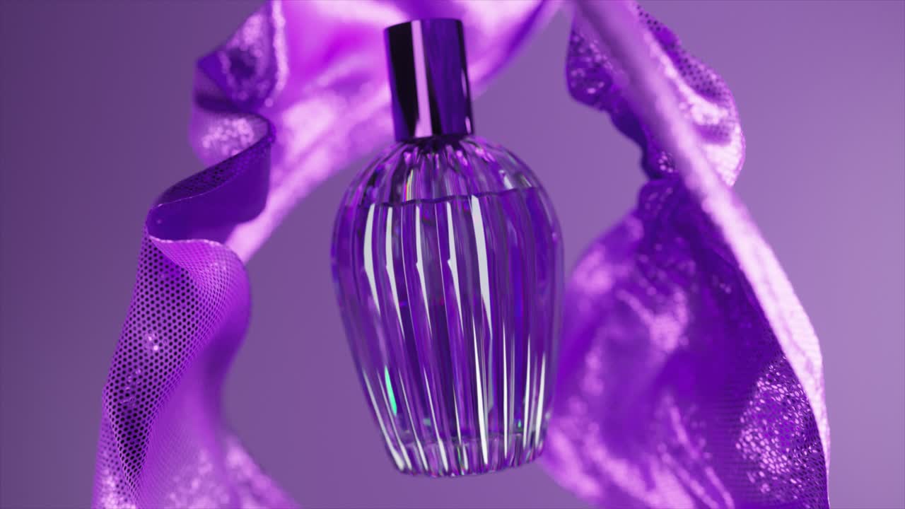 Bottiglia di profumo viola con tessuto drappeggiato