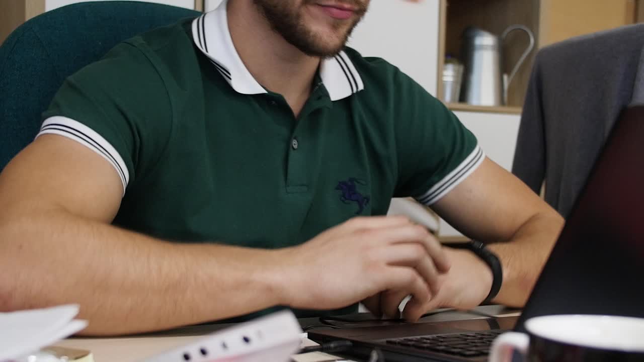 hombre aplaudiendo en una reunión virtual