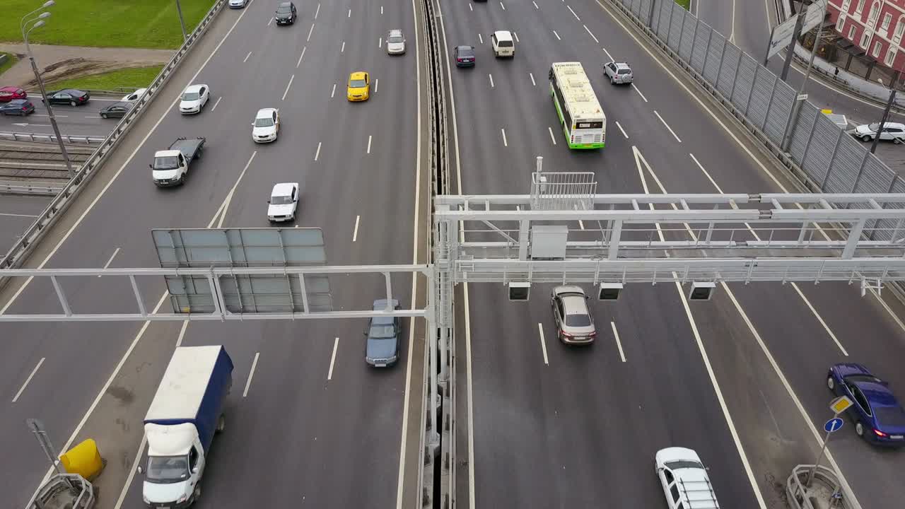 러시아 모스크바 시의 낮 시간 교통 도로 (ttk ring road) 항공 파노라마 (4k)