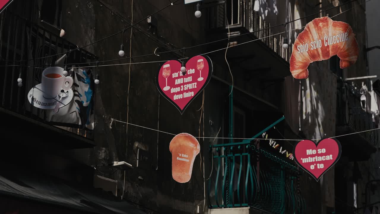 이탈리아 나폴리의 기묘한 거리 장식