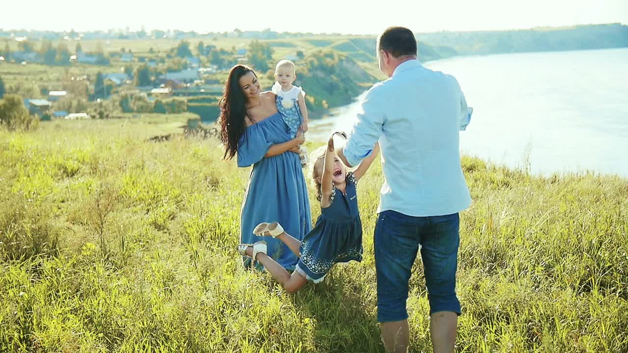 행복 한 가족 이 야외 에서 즐거운 시간 을 보내고 있다