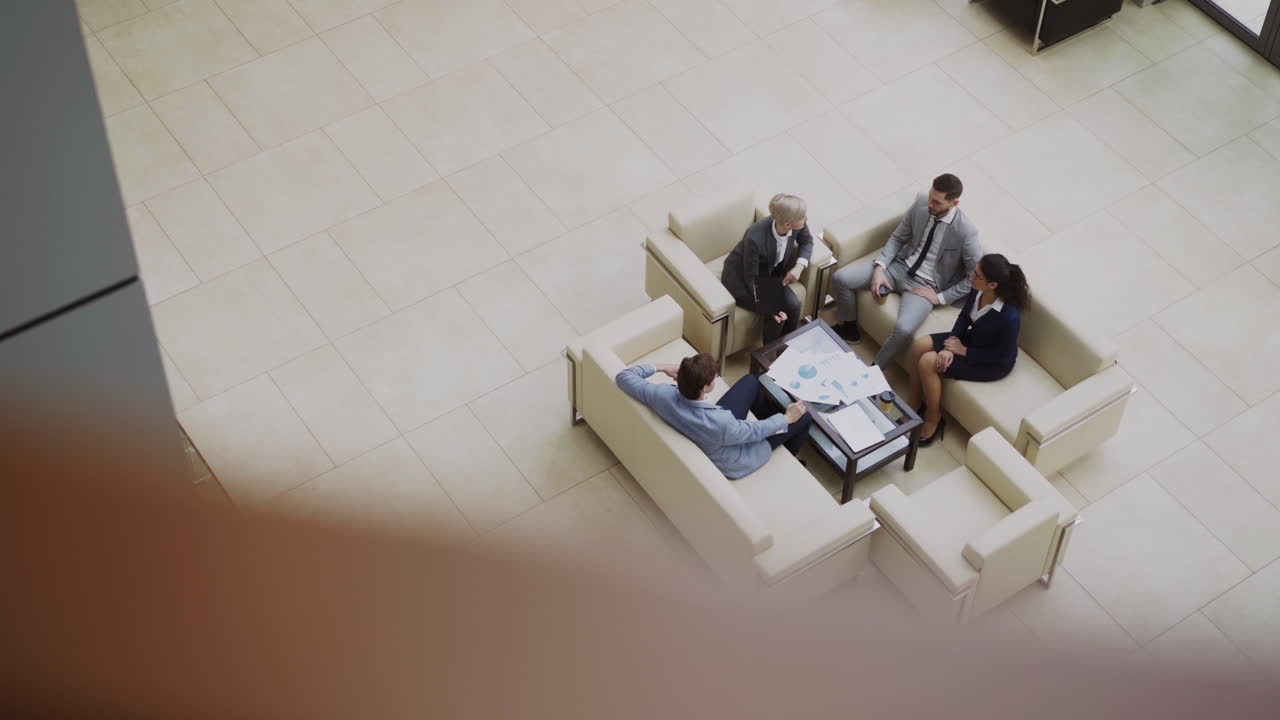 Incontro d'affari nell'atrio