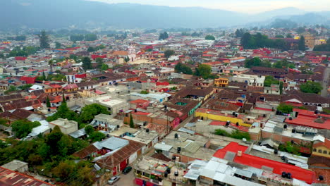 Rotating-Drone-Shot-Of-San-Cristobal-De-Las-Casas-Mexico,-With-Catedral-De-San-Cristóbal-Mártir-In-View