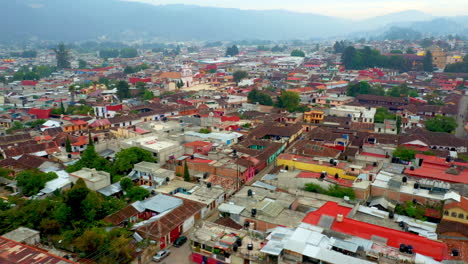 Rotating-drone-shot-of-San-Cristobal-de-las-Casas-Mexico,-with-Catedral-de-San-Cristóbal-Mártir-in-view