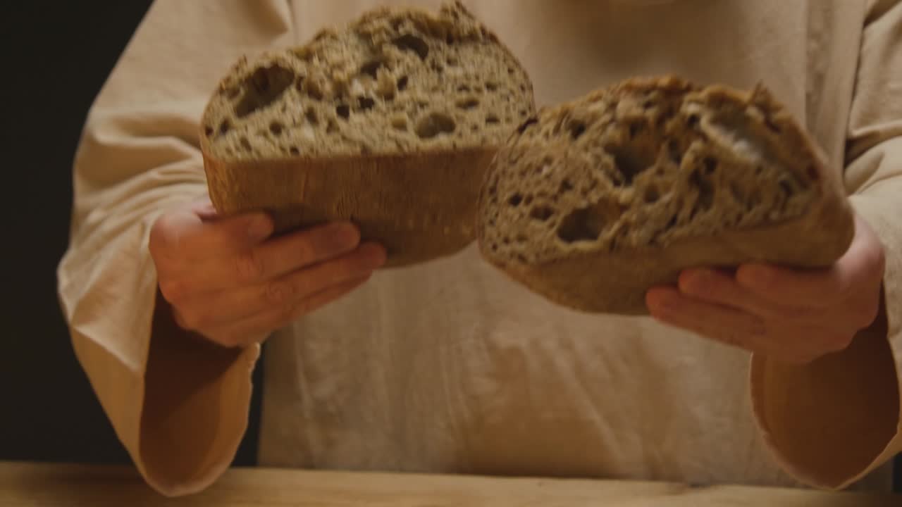 예수 그리스도 가  ⁇  을 부러뜨리는 형상 을 나타내는 긴 머리 와 수염 을 가진 옷 을 입은 사람 의 스튜디오  ⁇  2