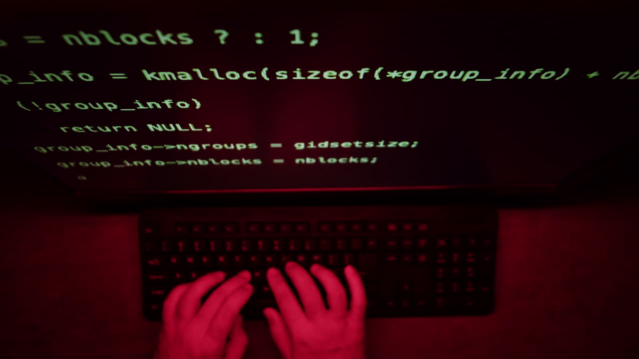 persona codificando en la computadora