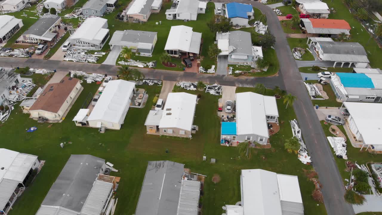 video de dron de 4k de lonas de techo en casas móviles dañadas por el huracán ian en puerto norte, florida - 25